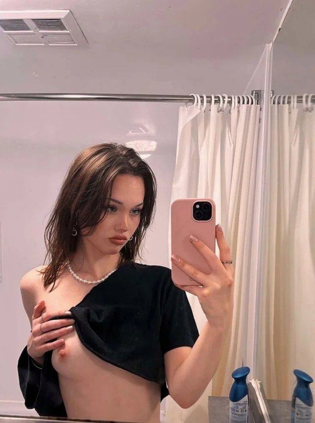 Emo slut with model body #kRHfN8Eo